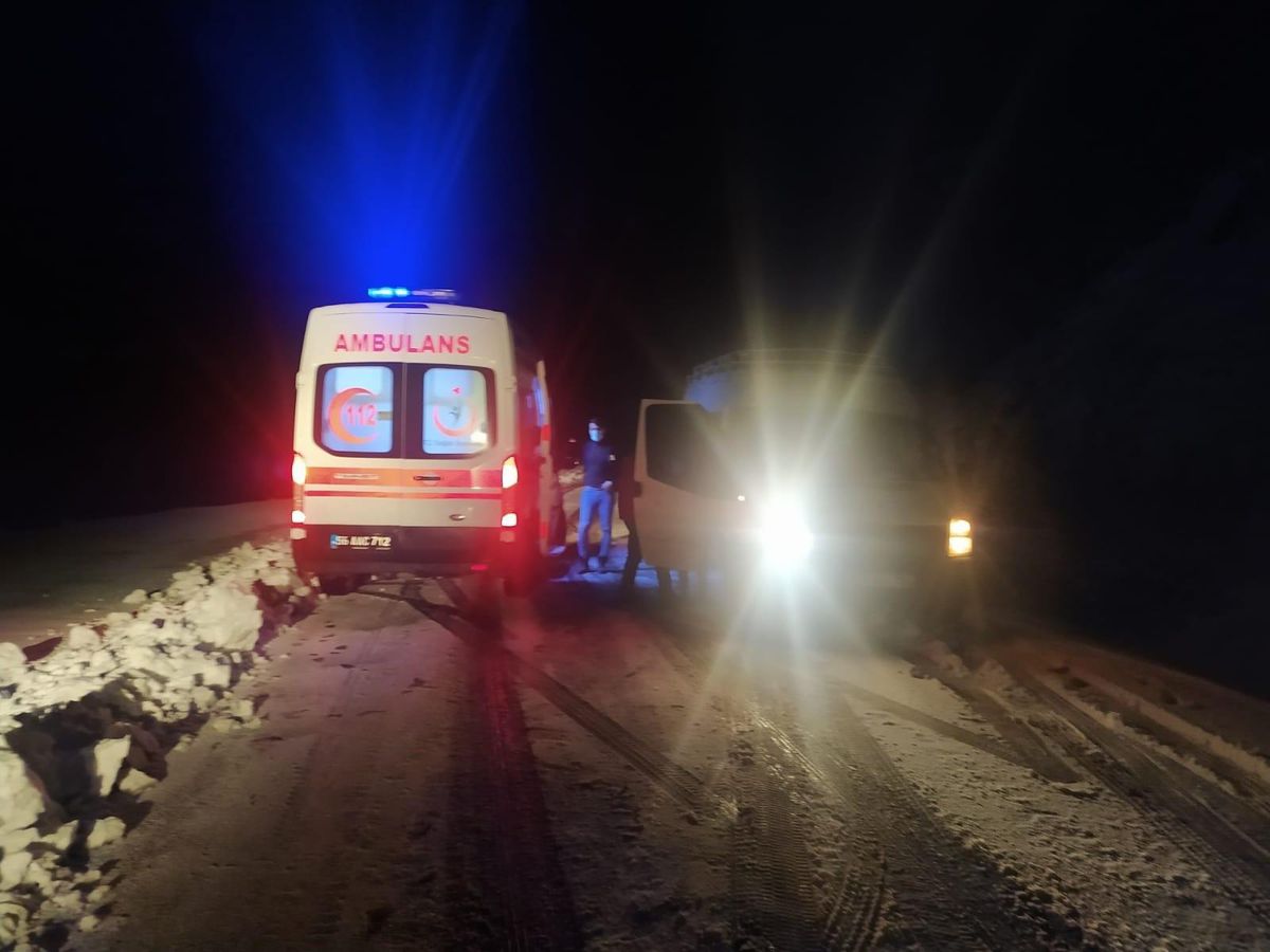 Siirt\'te karda araçlar ekipler tarafından kurtarıldı