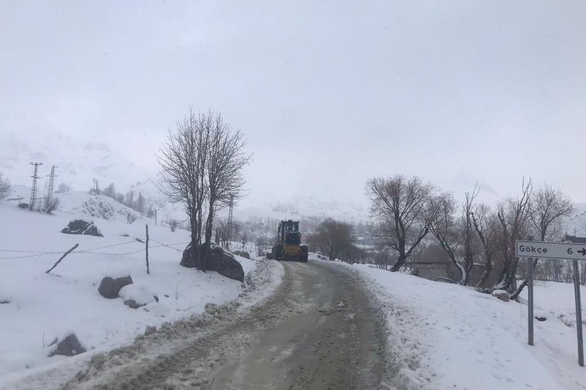 Şırnak\'ta kar nedeniyle 3 köy yolu ulaşıma kapandı