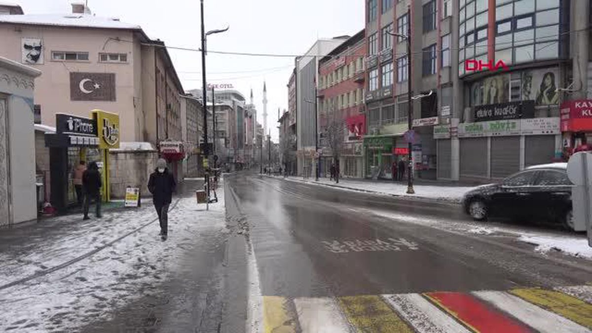 Sivas'ta kar yağışı; 39 köy yolu kapandı