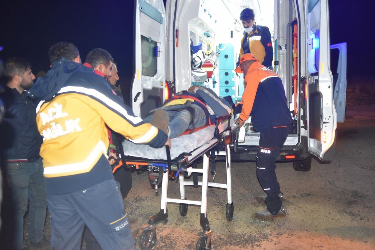Siverek\'te 2 gündür kayalıkta mahsur kalan gezgin genç kurtarıldı