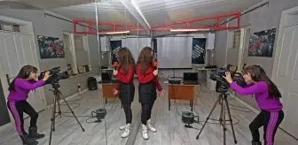 Televizyon haberciliği eğitimi alan çocuklar, ilk röportajlarını ebeveynleriyle yaptı