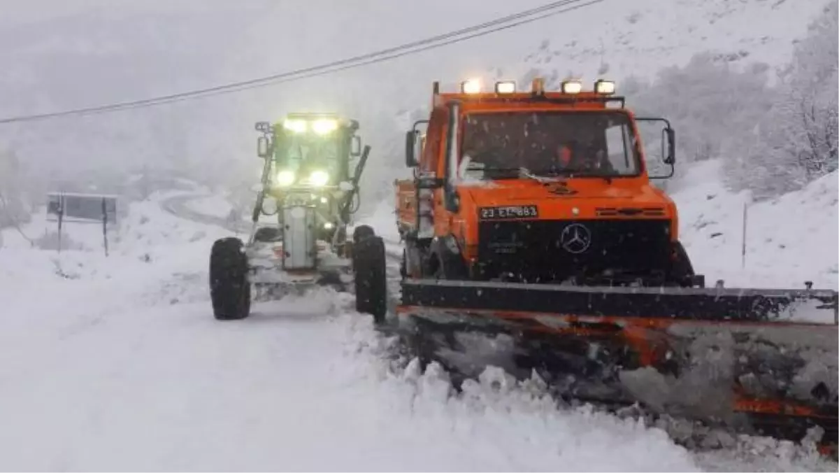 TUNCELİ-ERZİNCAN KARA YOLU KAR NEDENİYLE TIR GEÇİŞİNE KAPATILDI