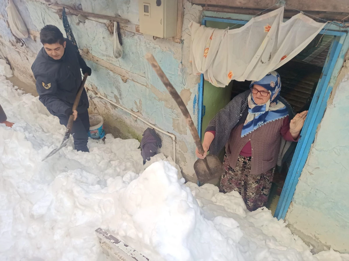 Antalya\'da kar nedeniyle evinde mahsur kalan kadını jandarma kurtardı