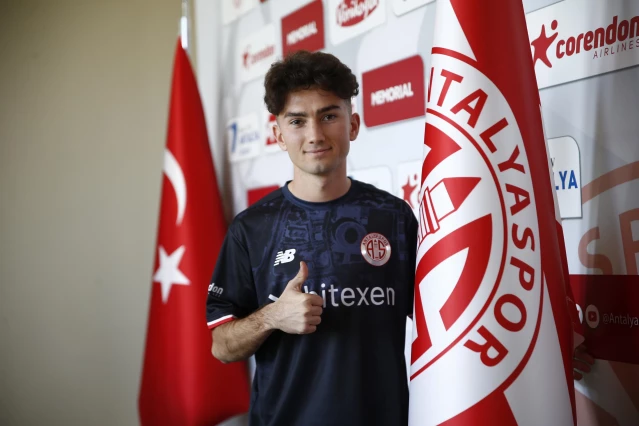 Antalyaspor, 4 futbolcuyla profesyonel sözleşme imzaladı
