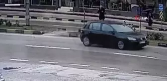 Son dakika haberi: Araba çarpan yaşlı kadın, metrelerce savruldu... O anlar kamerada