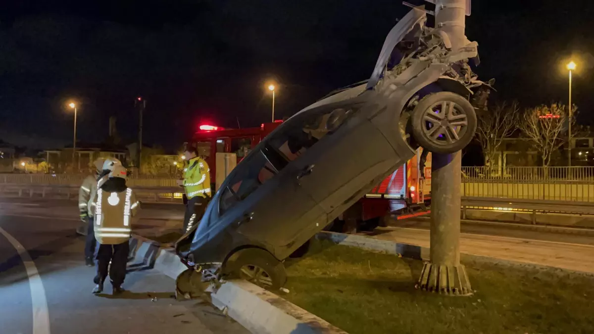 Bakırköy\'de meydana gelen trafik kazasında otomobil sürücüsü yaralandı