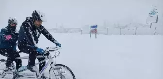 Bisiklet tutkunları, karda pedal çevirdi