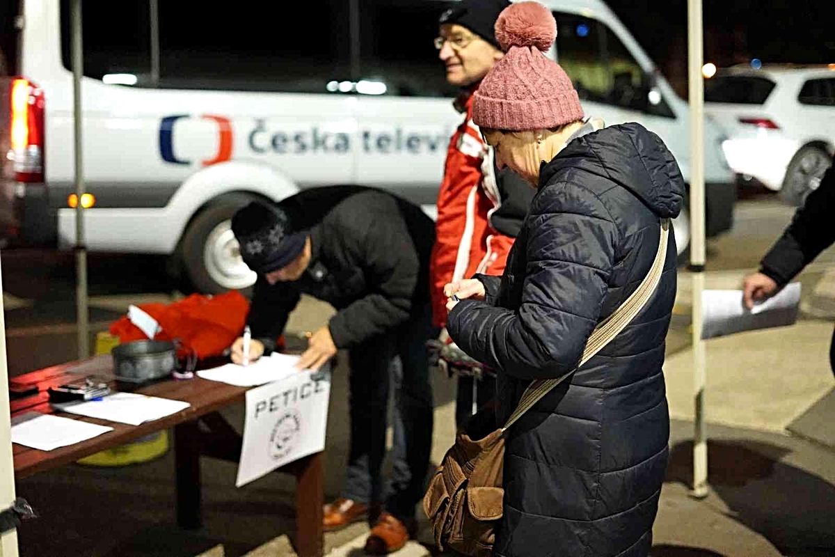 Çekya'da aşı karşıtlarından Çek Devlet Televizyonu önünde protesto