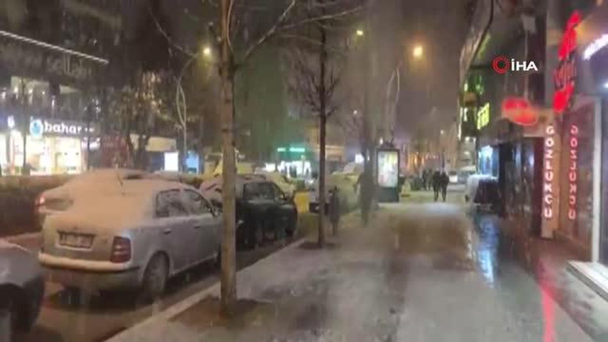 Çorum'da beklenen kar yağışı başladı