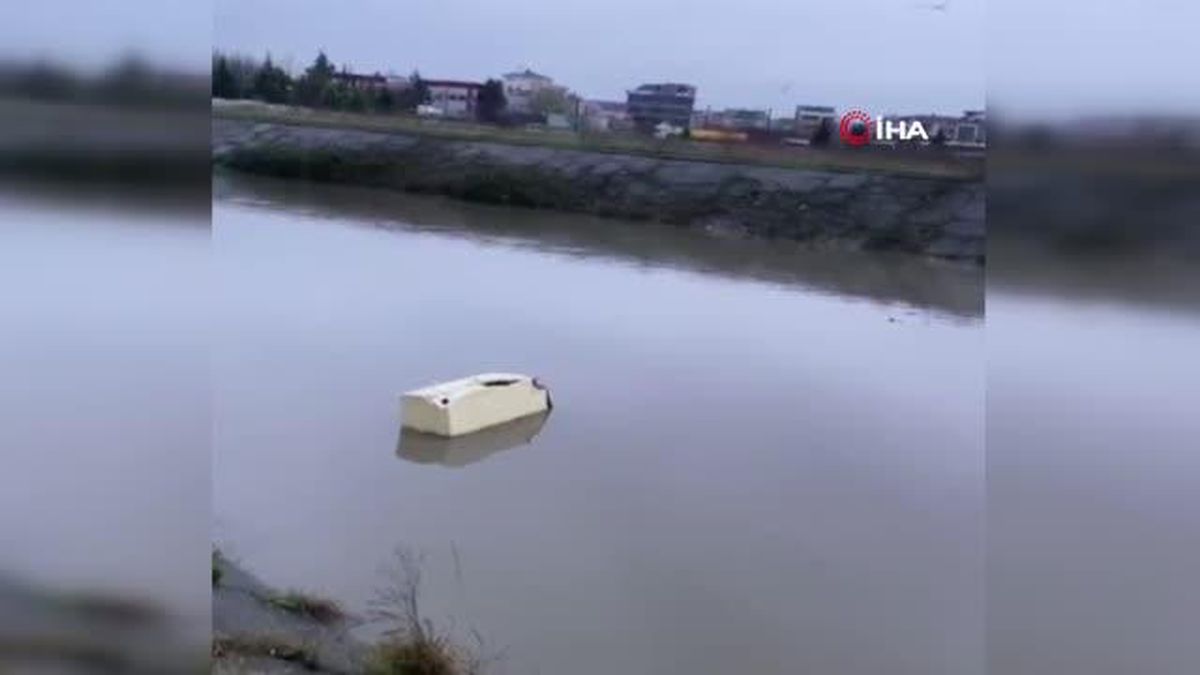 Dereye atılan buzdolabı görenleri şaşkına çevirdi