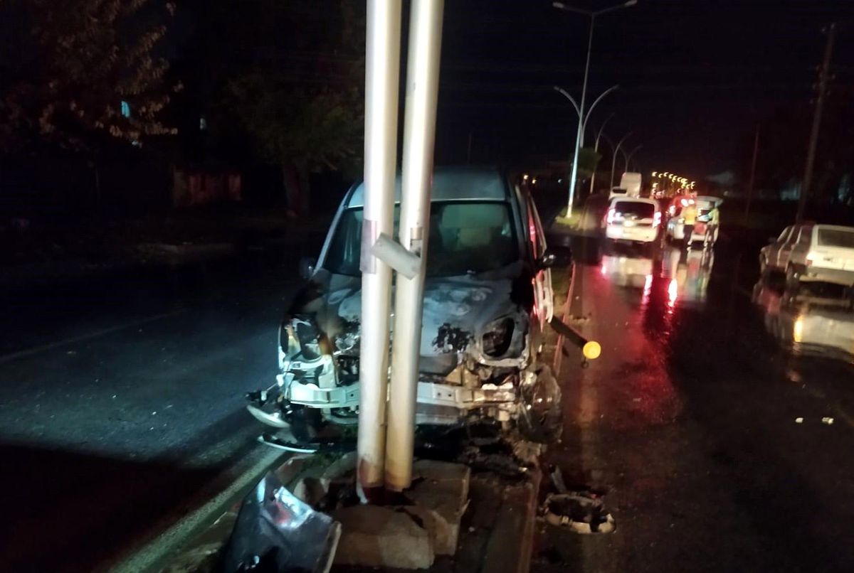 Direğe çarpan araç yandı