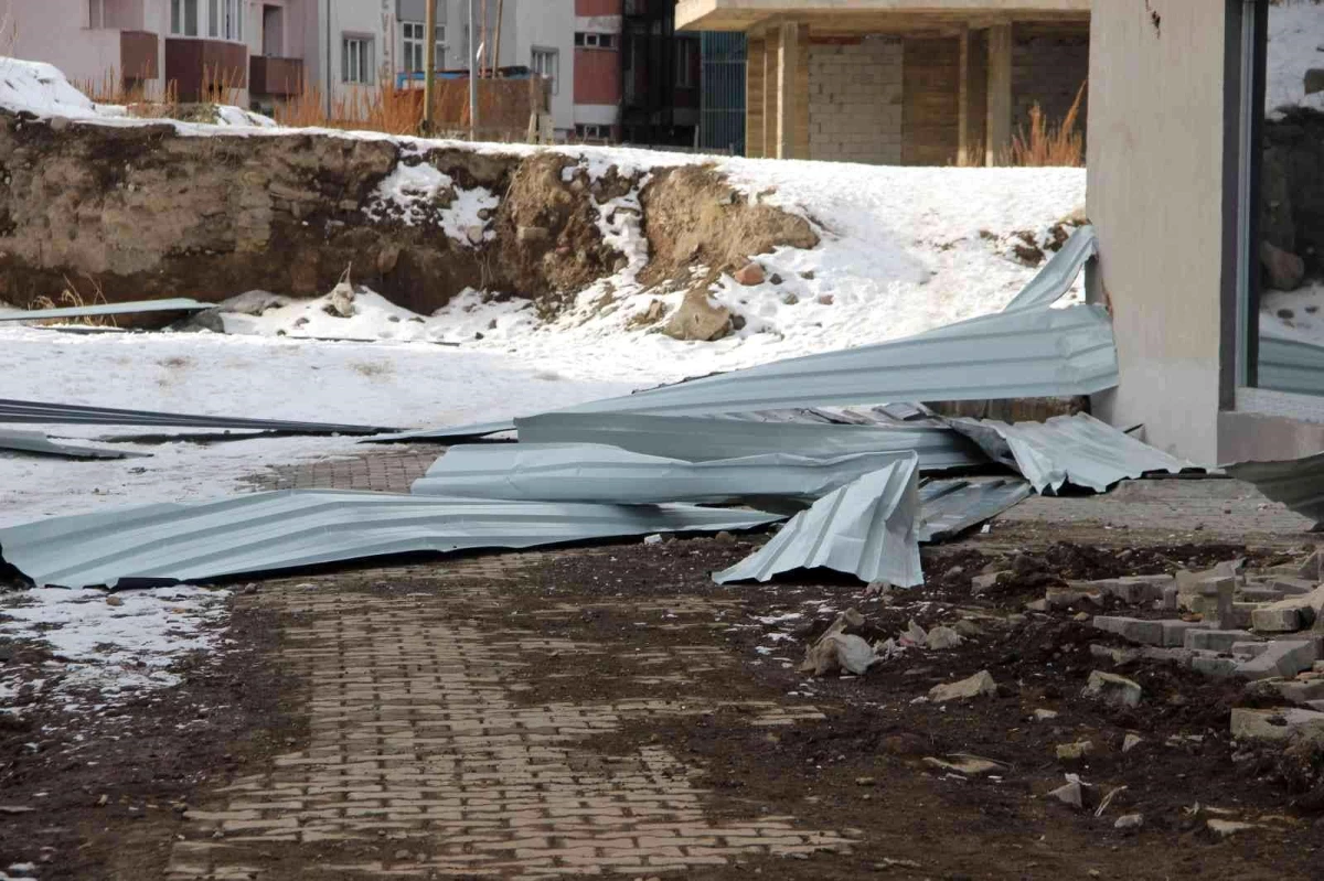 Erzurum\'da şiddetli fırtına çatıları kağıt gibi uçurdu