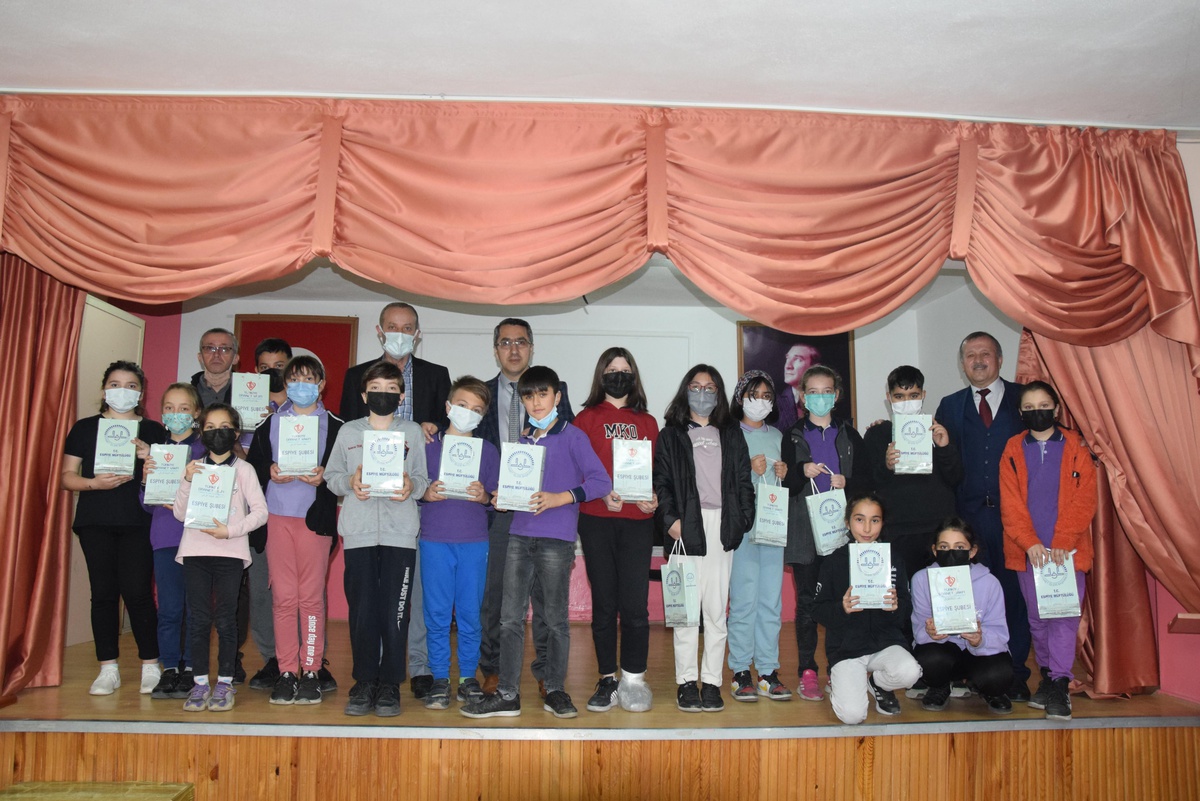 Espiye Müftülüğü öğrencilere kitap hediye etti