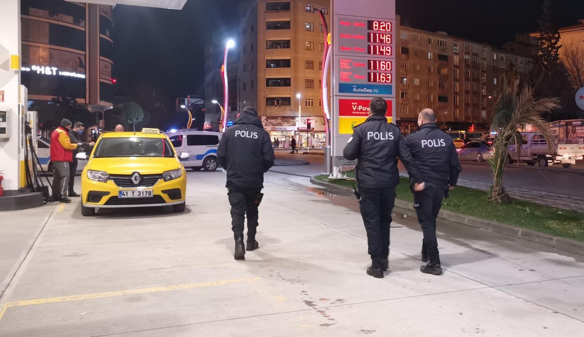 Gebze\'de tartıştığı kişiye bıçak çeken sürücü kendini yaraladı