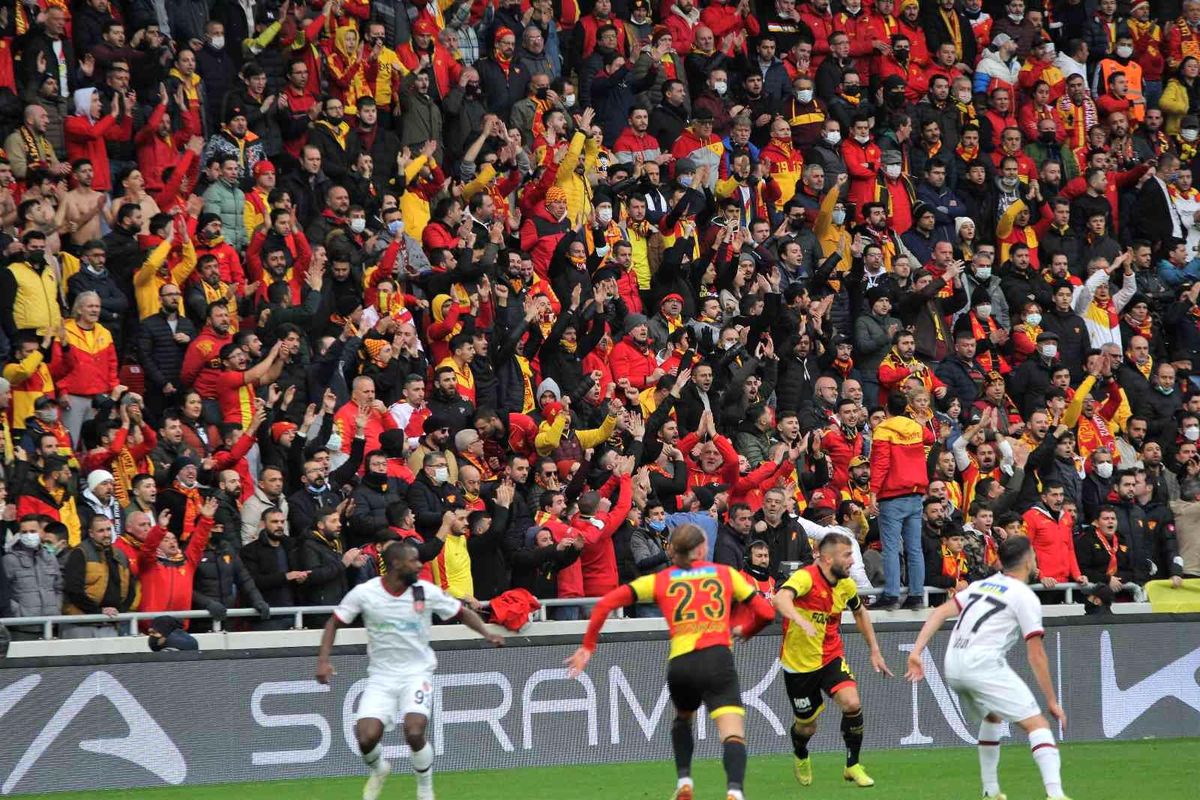 Göztepe\'de taraftarlarından kötü gidişata tepki