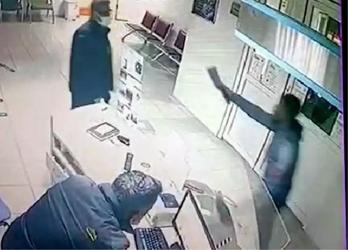 Hastanede kız arkadaşını görmesine izin verilmeyen şahıs satırla görevlilere saldırdı