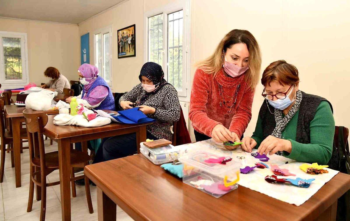Kadınlar el emeği ile üretiyor