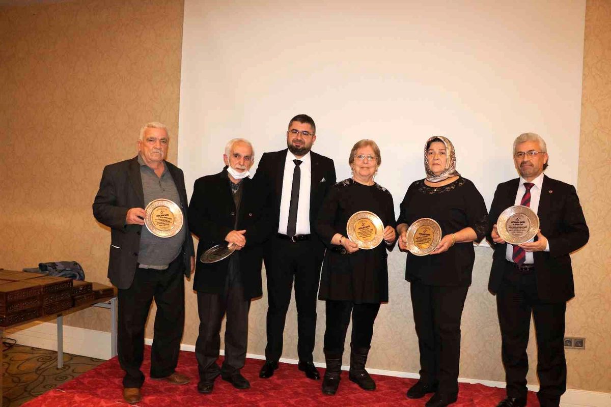 Kahramanmaraş\'ta 50 yıllık berber ve kuaförlere plaket