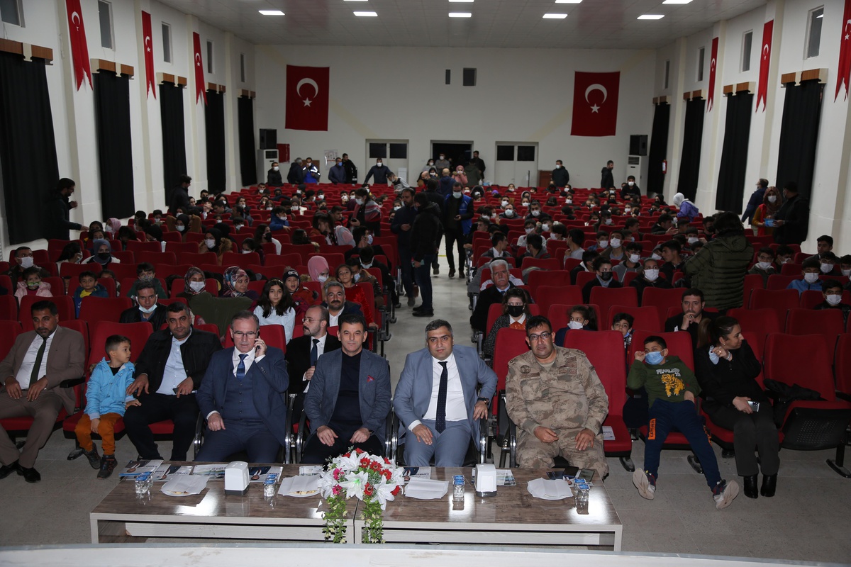 Kapaklı Belediyesi Tiyatro Kulübü oyuncuları, Diyarbakır\'da gösteri sundu