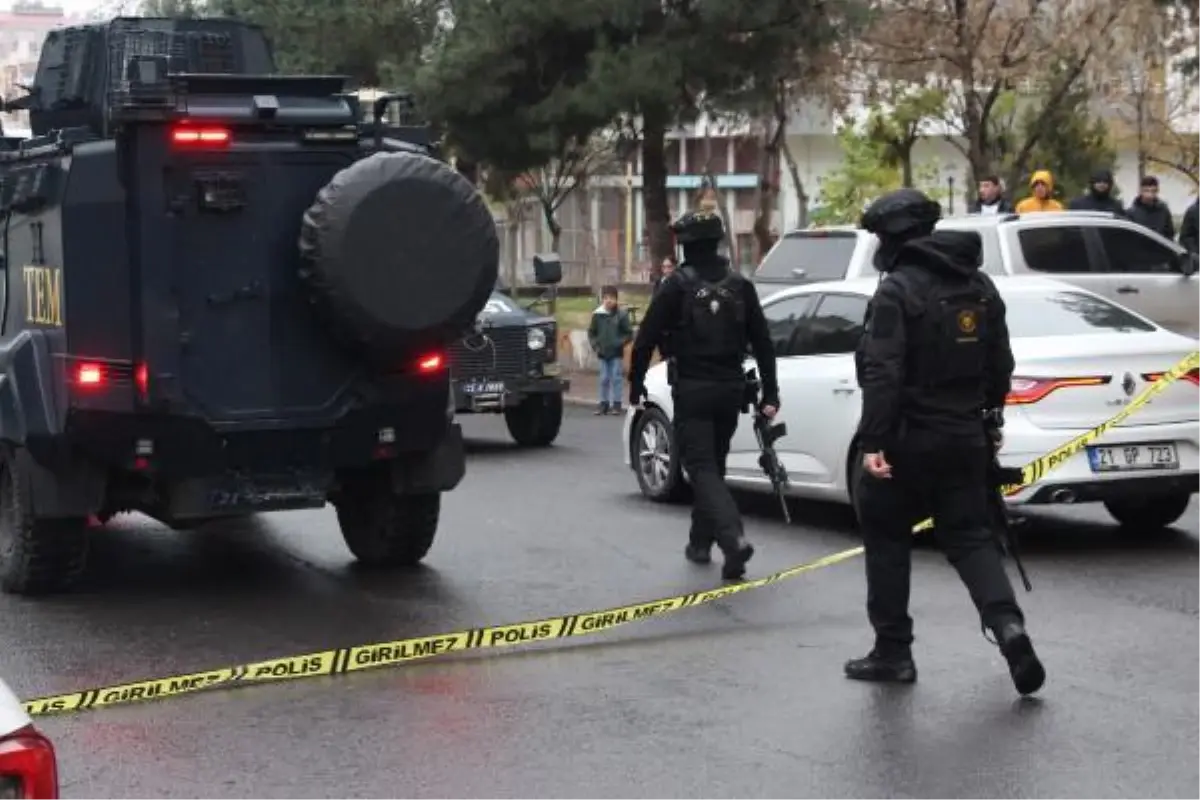 Polis karakoluna pompalı tüfekle girerek ateş açtı