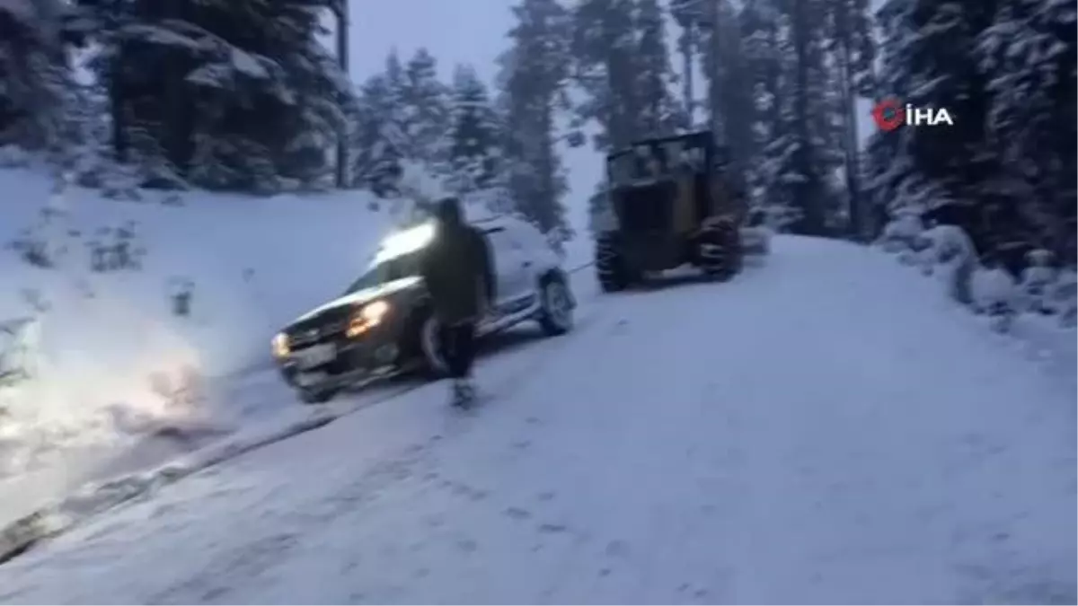 Karda mahsur kalan araç böyle kurtarıldı