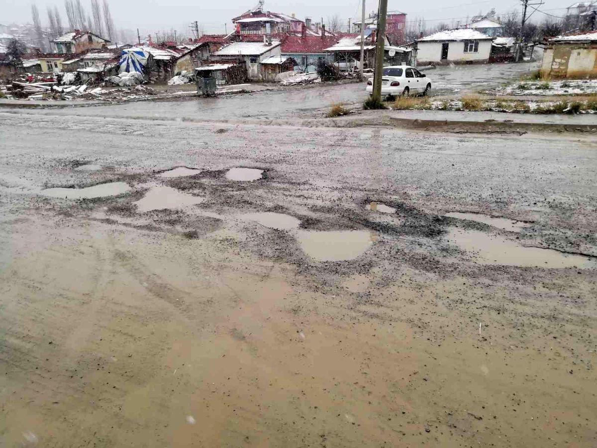 Karşıyaka Mahallesi\'ndeki yol köstebek yuvasına döndü