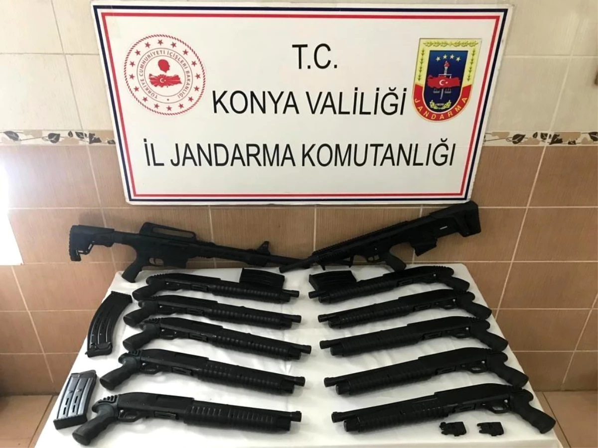 Konya\'dan kargoya verilen 12 kaçak av tüfeği jandarmaya takıldı