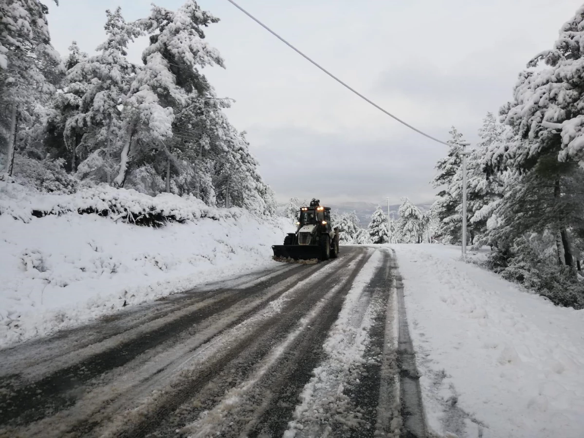 Muğla ve ilçelerinde karla kaplı yollar belediye ekiplerince açıldı