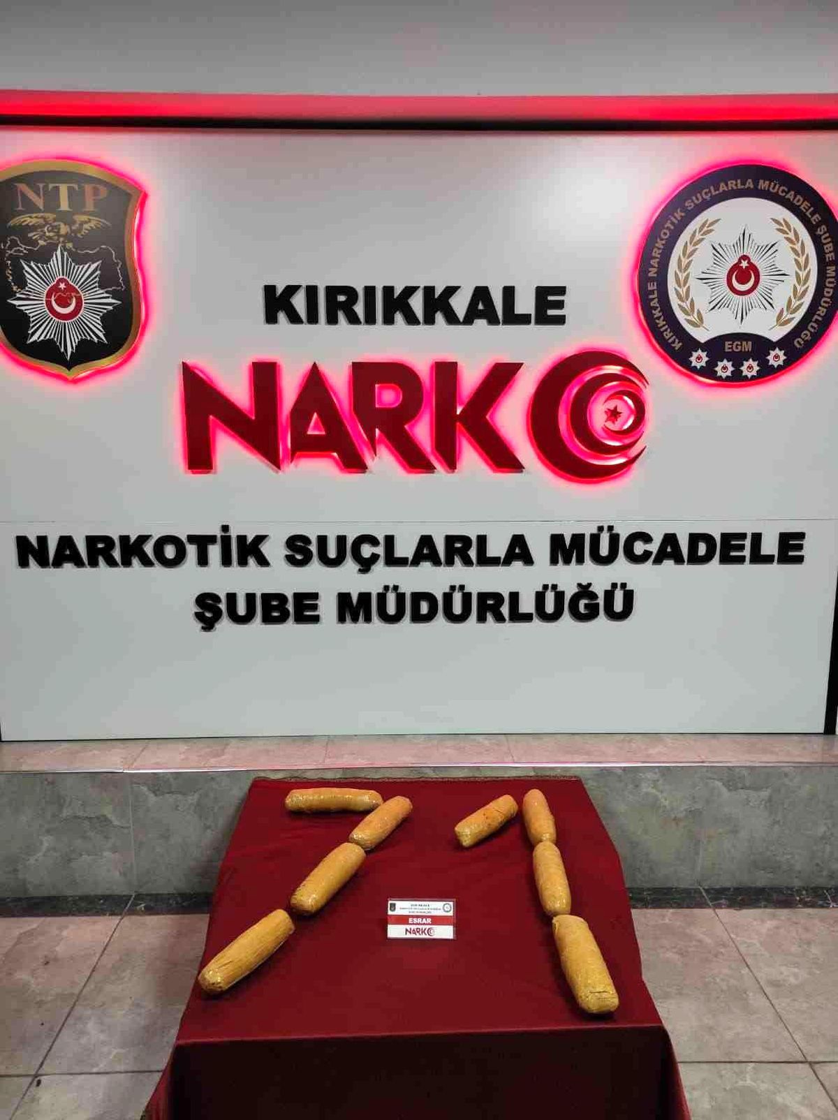Narkotik köpeği "Adam" buldu: Bantla sarılı uyuşturucu bagajdan çıktı
