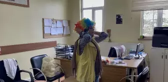 Öğrencilere okulu sevdirmek isteyen öğretmen palyaço kıyafetiyle derse girdi
