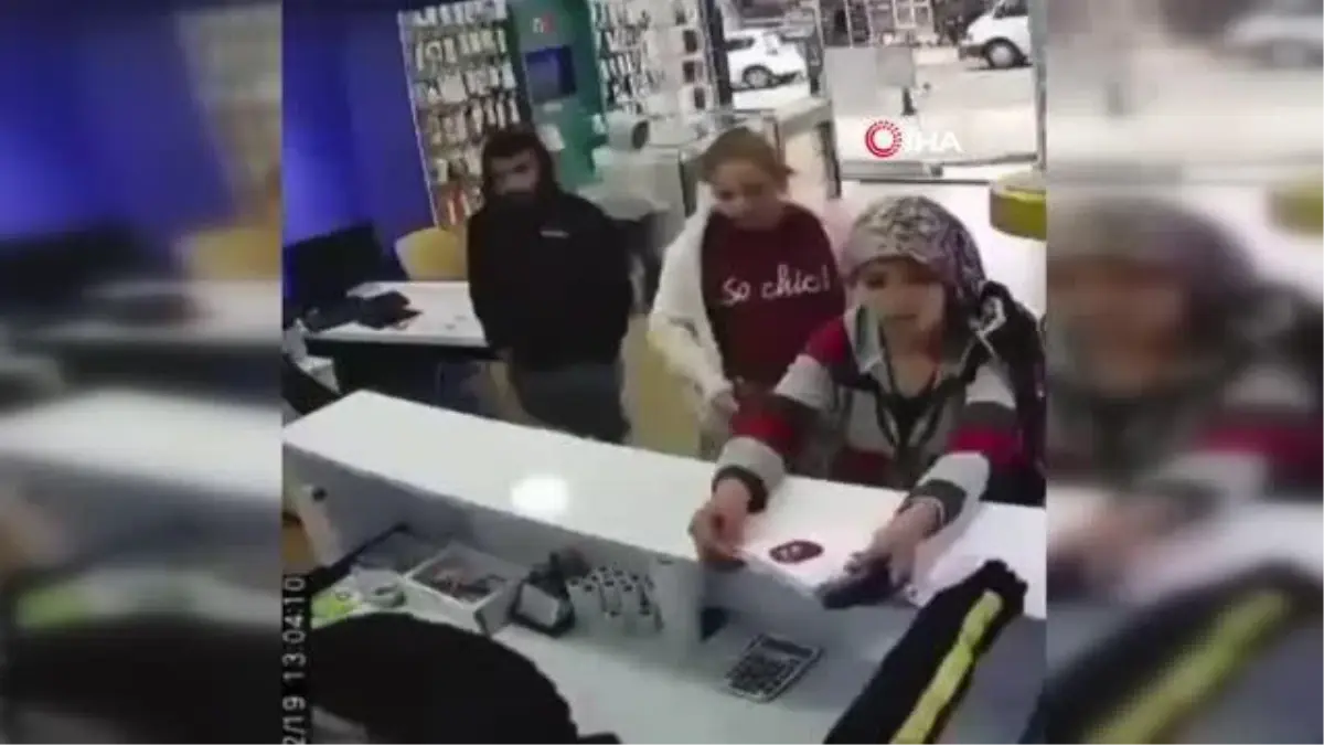 Son dakika haberi | Organize işler Kocaeli... Kızlar çalışanı oyaladı, çocuk ise telefonu böyle çaldı