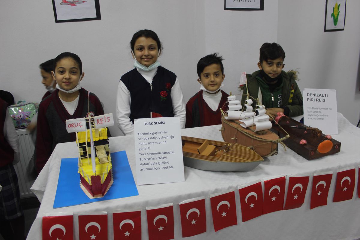 Osmaniye\'de öğrenciler, atık malzemelerden yerli ve milli teknolojilerin maketlerini yaptı