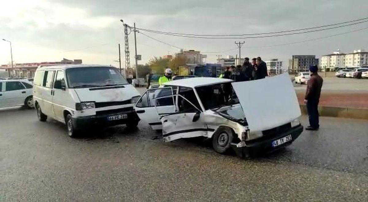 Otomobil ile midibüs çarpıştı: 2 yaralı