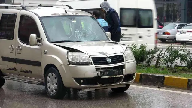 Otomobilin çarptığı yaşlı kadın metrelerce savruldu