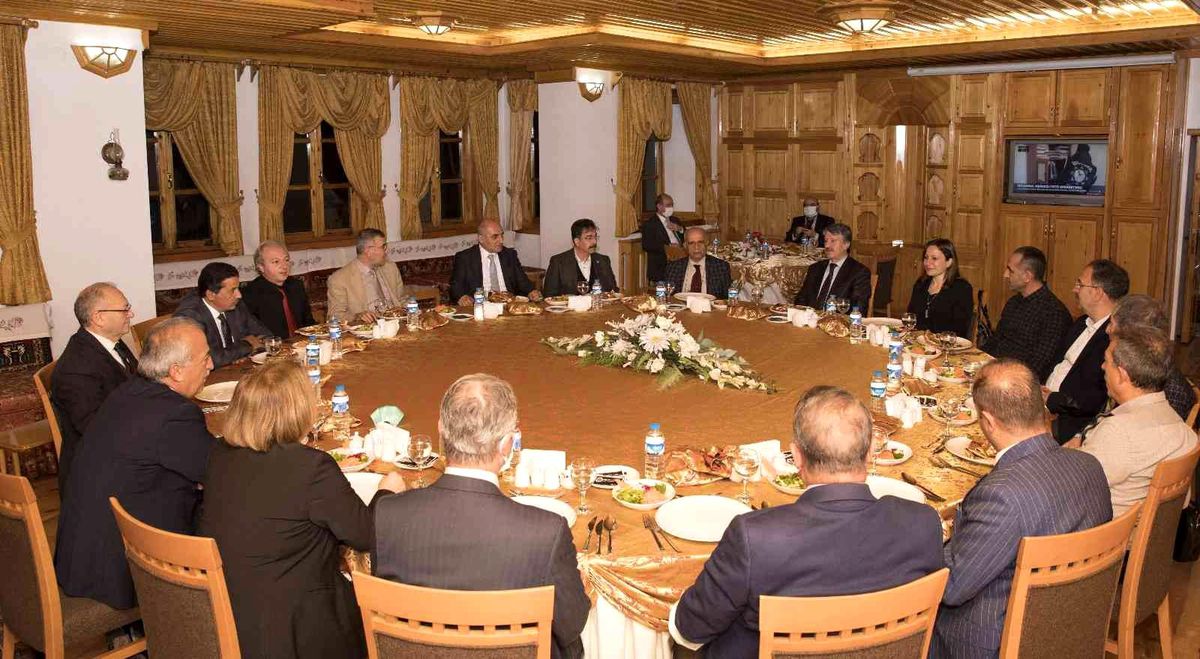 Rektör Çomaklı, önceki dönem yönetim ekibiyle bir araya geldi