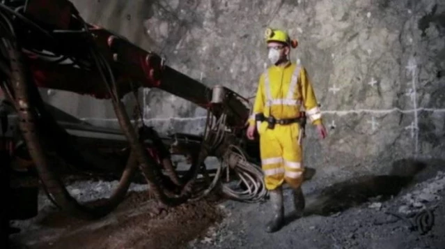 Sanki dün hiç patlama olmamış gibi işçiler bugün de madene indi!