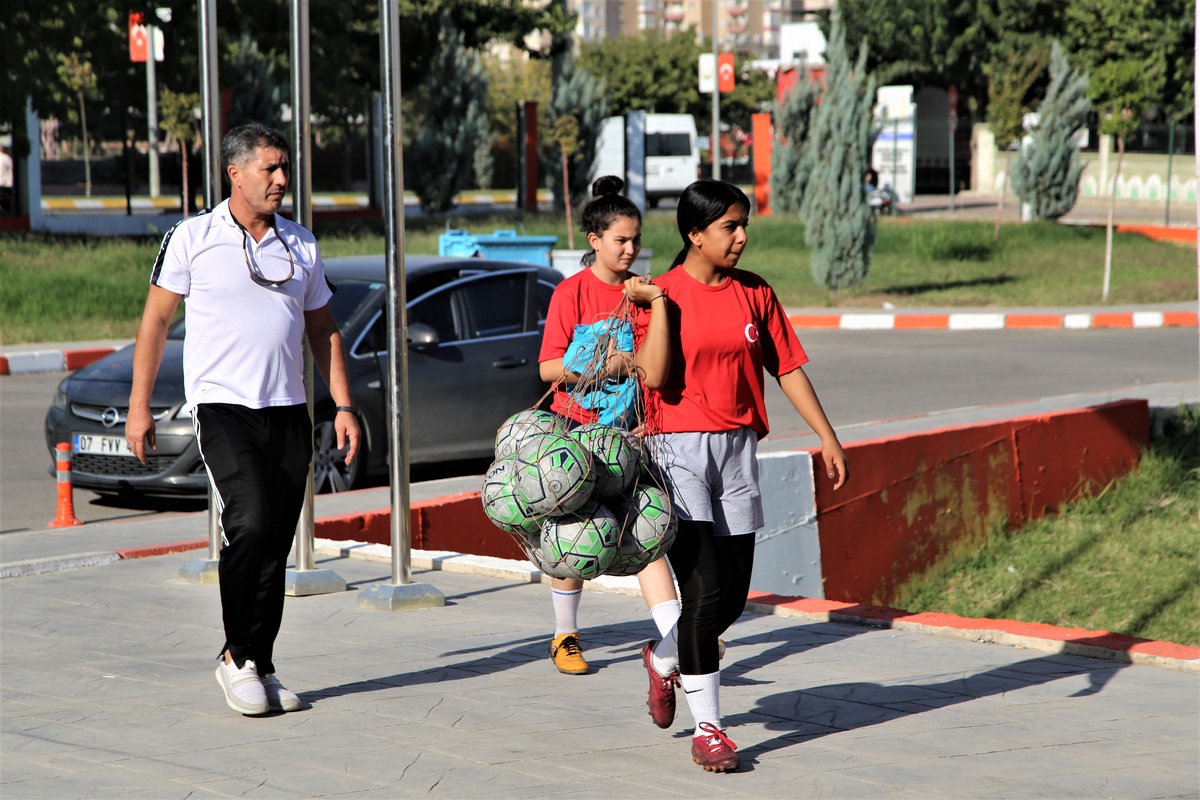 Şanlıurfa\'da genç kızların futbola ilgisi artıyor