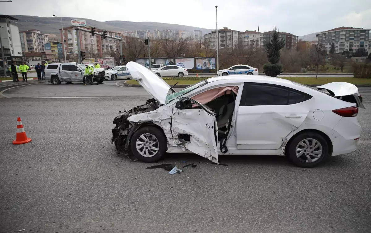 Son dakika haber | Şanlıurfa Valisi Abdullah Erin\'in koruma ekibi Malatya\'da kaza yaptı, 4 yaralı