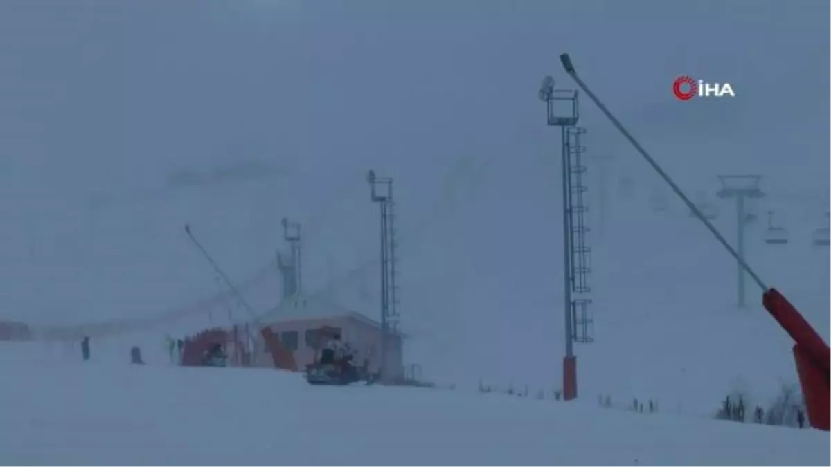 Şiddetli kar fırtınası Palandöken'de kayak yapanlara zor anlar yaşattı