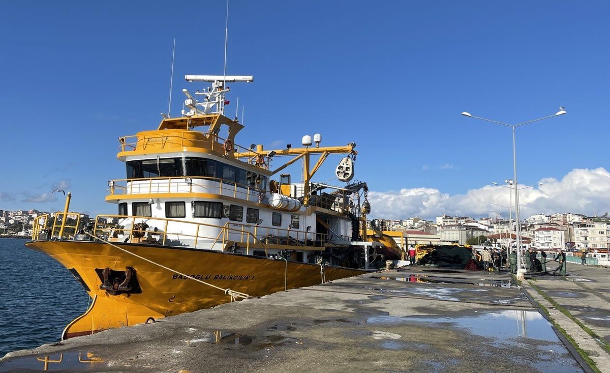 Sinop\'ta balıkçılar meteorolojinin fırtına uyarısı üzerine denize açılmadı