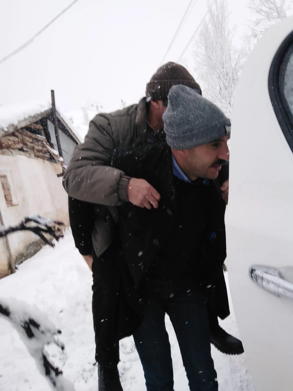 Sivas\'ta bel fıtığı hastasının yardımına karla mücadele ekipleri yetişti