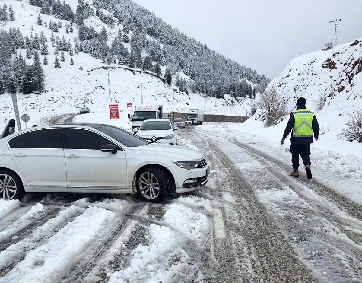 Tipi nedeniyle kapanan yol 11 saatlik çalışmayla açıldı