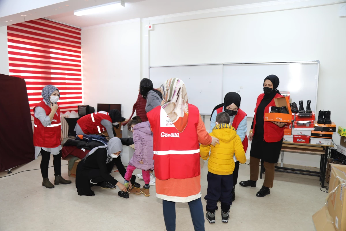 Türk Kızılay Çubuk\'ta ihtiyaç sahibi ailelerin çocuklarını sevindirdi