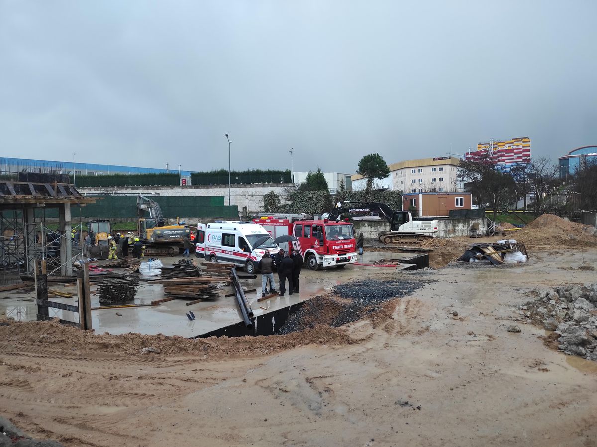 Tuzla\'da çöken istinat duvarı altında kalan işçi kurtarıldı