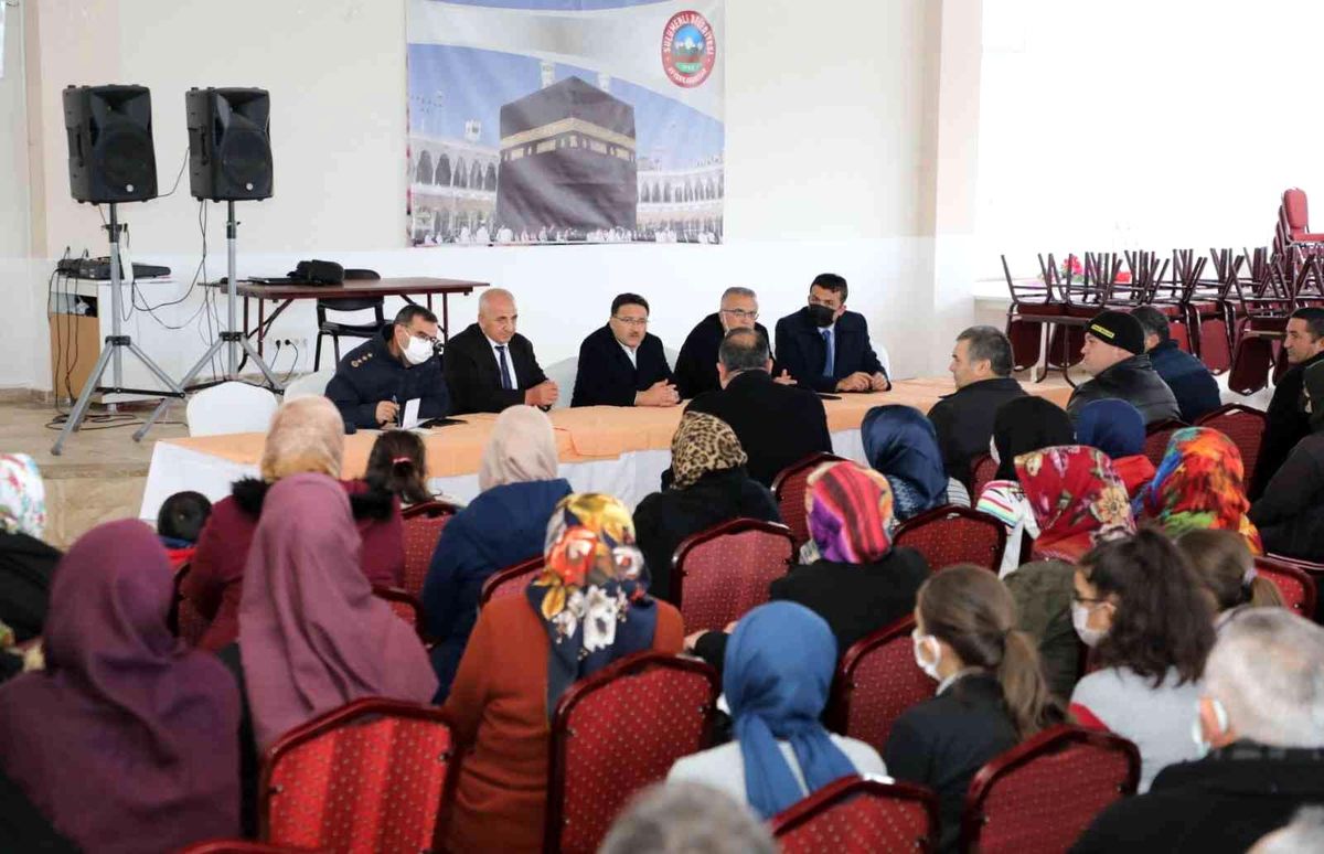 Vali Çiçek, Sülümenli beldesinde vatandaşları dinledi
