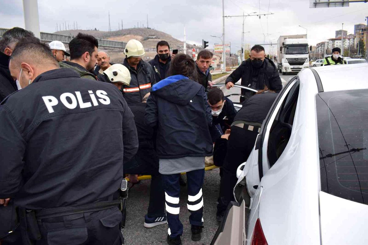 Son dakika haberleri: Valilik koruma aracı kaza yaptı: 3'ü polis 4 yaralı