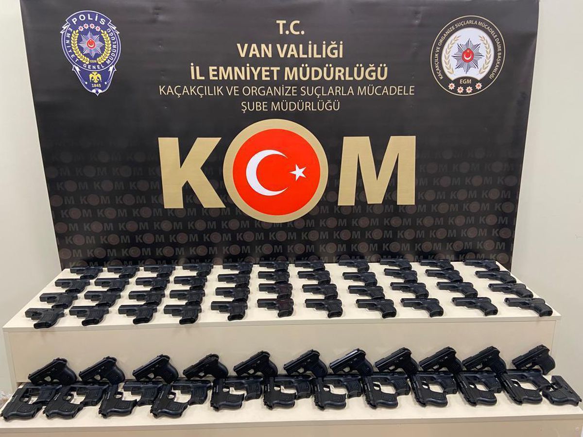 Van\'da çok sayıda kurusıkı tabanca ve fişek ele geçirildi