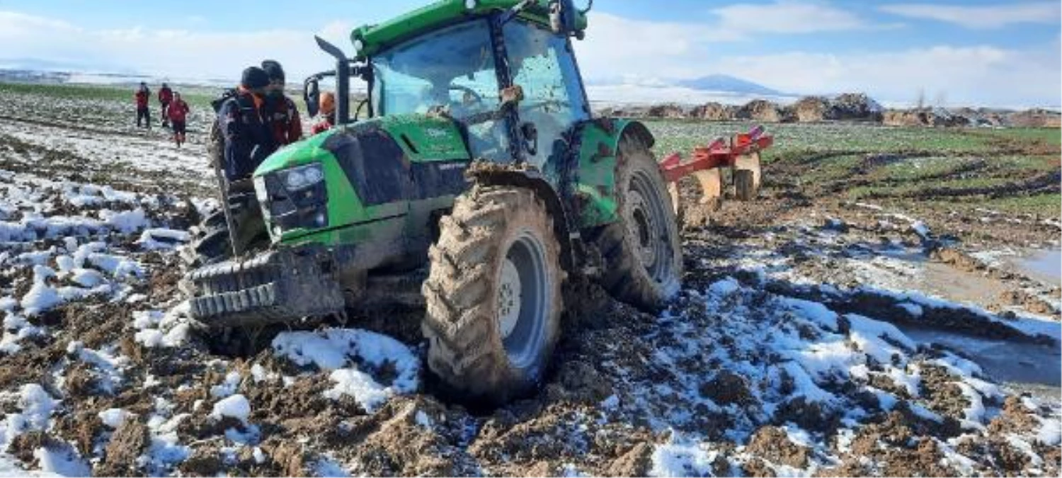 3 gündür kayıp olan çiftçinin traktörü, çamura saplanmış olarak bulundu