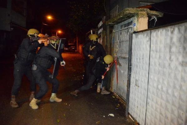 Son dakika haberi | Adana'da şafakta DEAŞ operasyonu; kapılar koçbaşları ile kırıldı