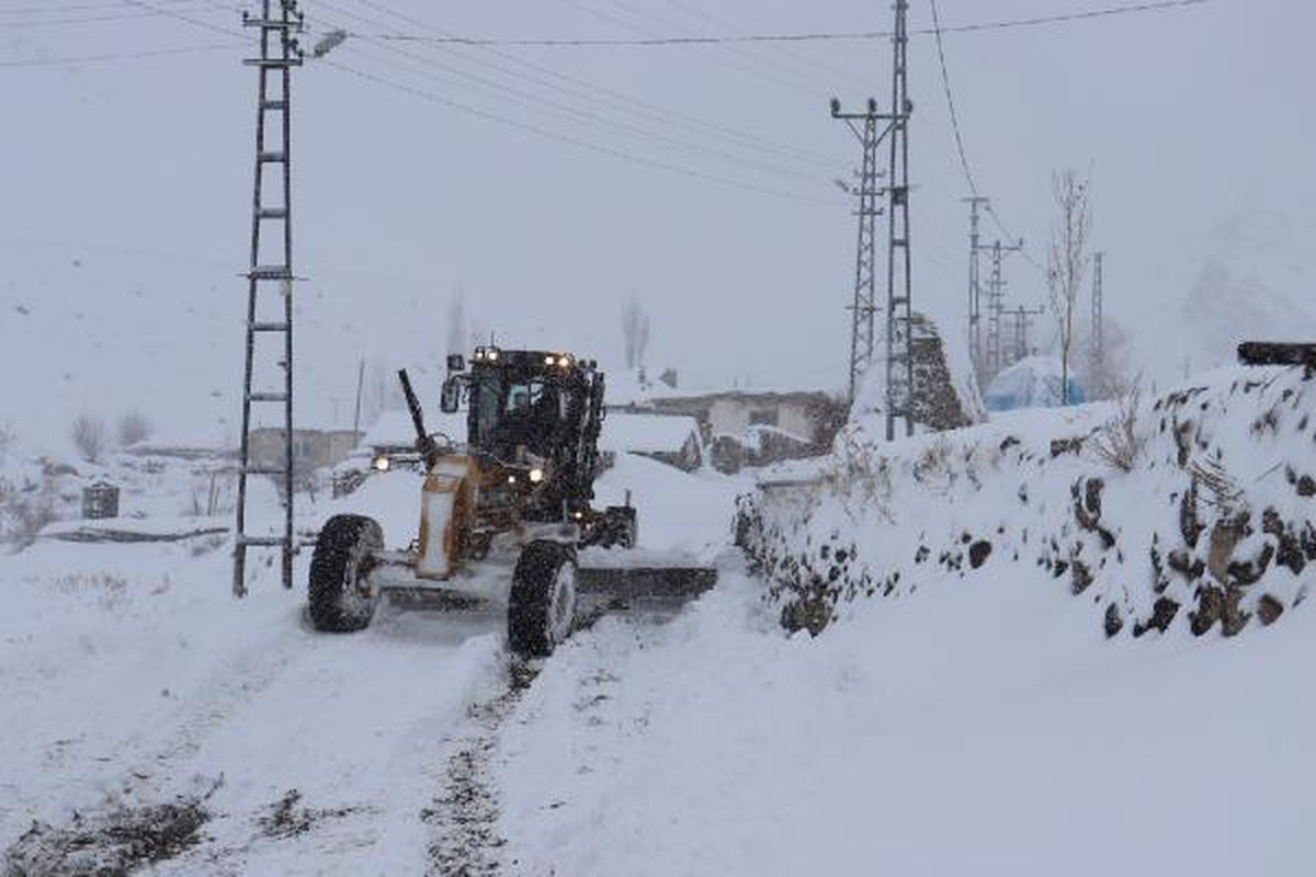 Ağrı\'da 69 köyün yolu kardan kapandı